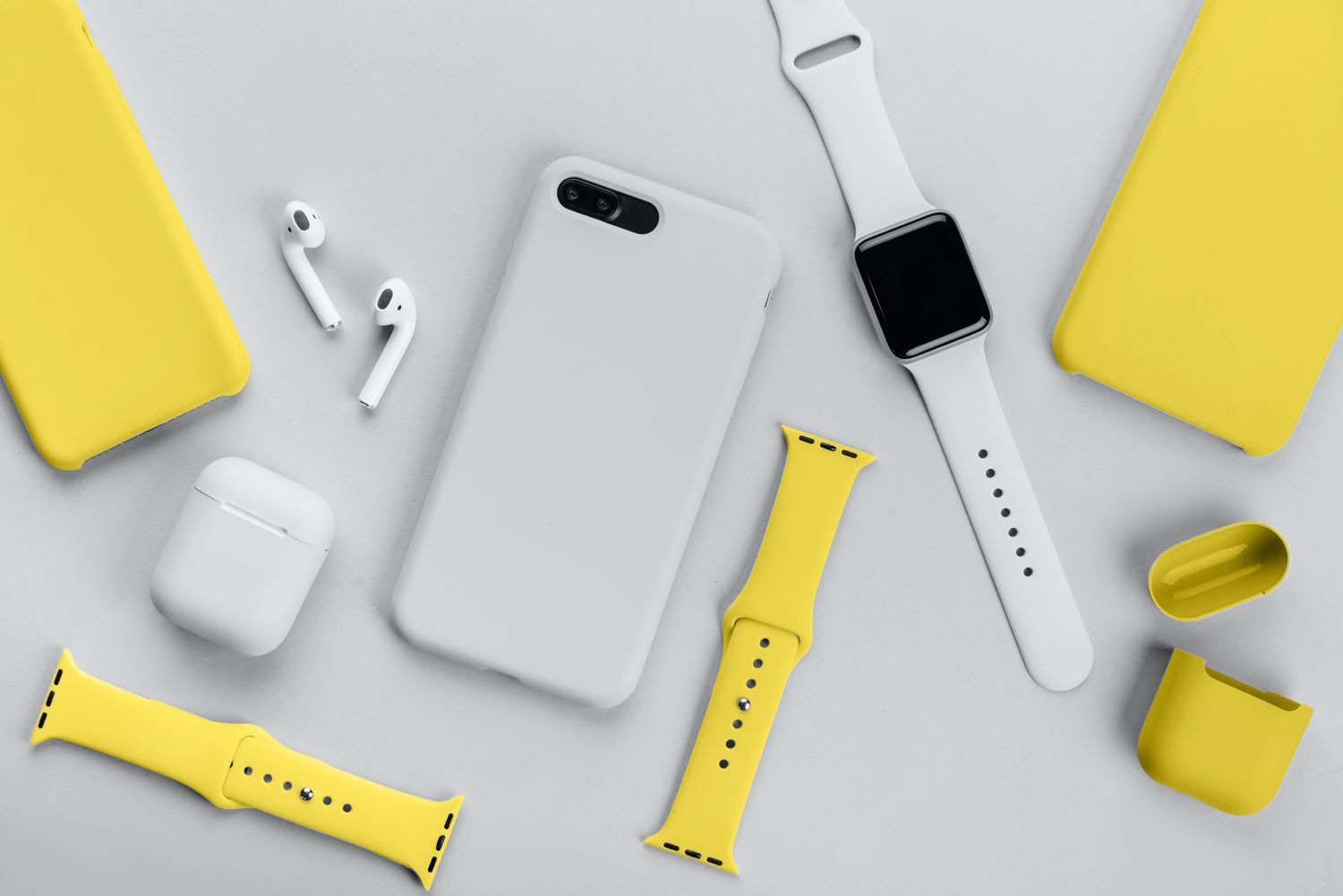 Accesorios móviles amarillos y blancos